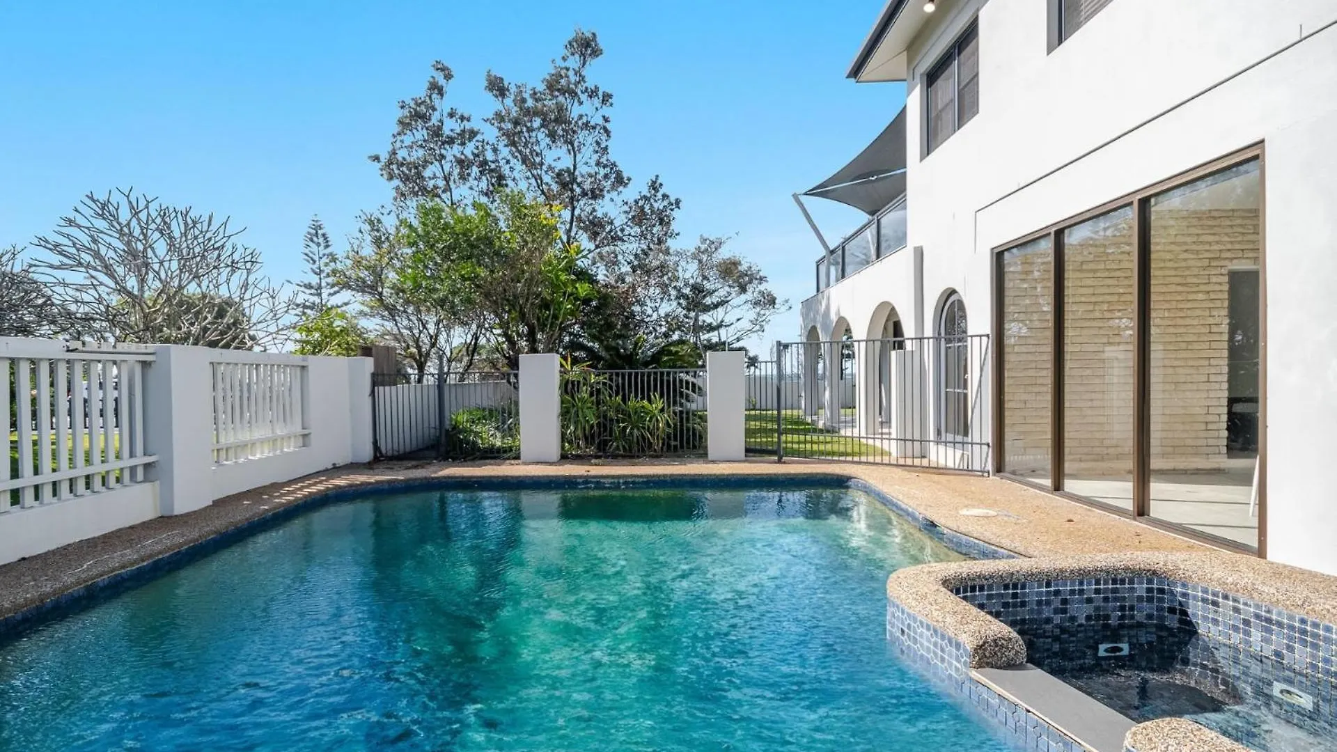 Apartment Beach Front Beach Break 1 Byron Bay